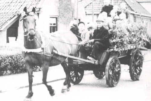 Versierde wagen.                                                                     Foto uit Schalmei-runie boek "Vervlogen tijden"