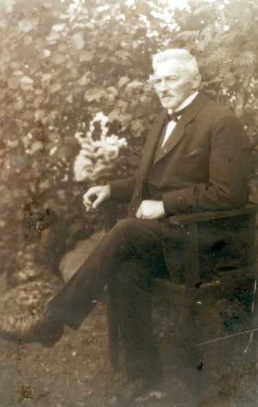 Meester Van Ek. © Foto uit Schalmei-rëunie boek "Vervlogen tijden"