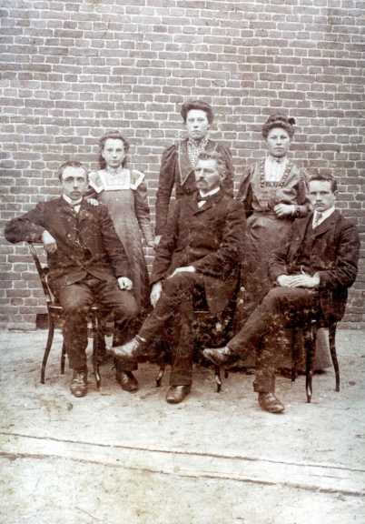 Mst. Blaak,  Co Betten,  Taapke de Haan,  Mst. van Ek,       Remskje Visser,  Mst. Oosterhof      Foto uit Schalmei-runie boek "Vervlogen tijden"