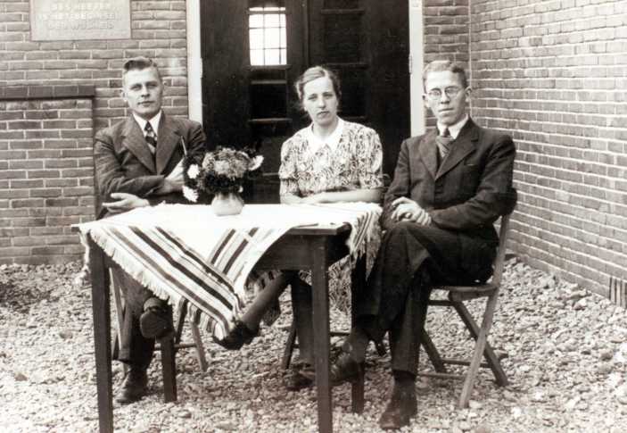 Hmst. Roel J. Voortman, Juf Wijma, Mst. Wierd Veenstra. Onderwijzend personeel in de veertiger jaren : t.w. 1945 Naar Mst. Voortman is een straat genoemd, omdat hij zich heeft ingezet voor de kerk en de dorpssamenleving en fel bestrijder van de bezetter in de jaren 1940-1945. © Foto uit Schalmei-rëunie boek "Vervlogen tijden"